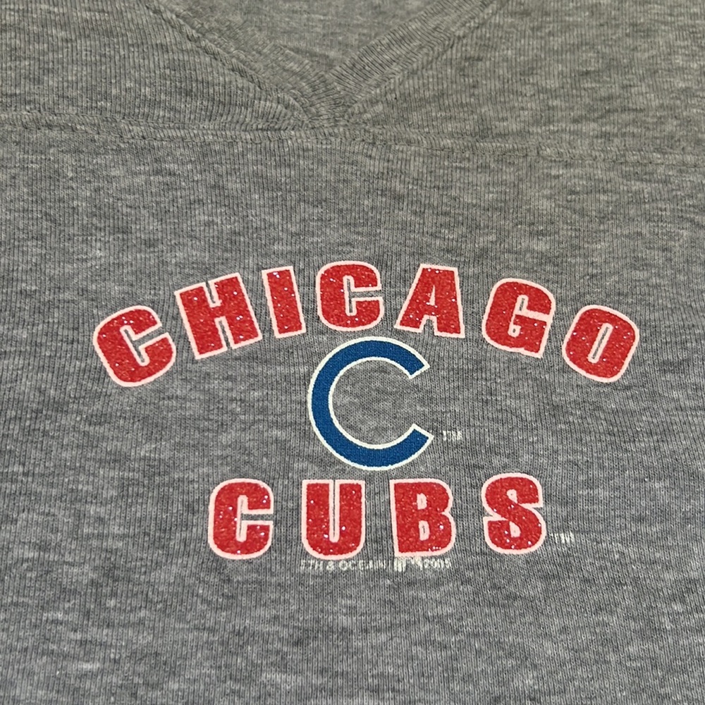 Chicago Cubs short sleeve v-neck t-shirt, grey with red font & blue logo, Medium
